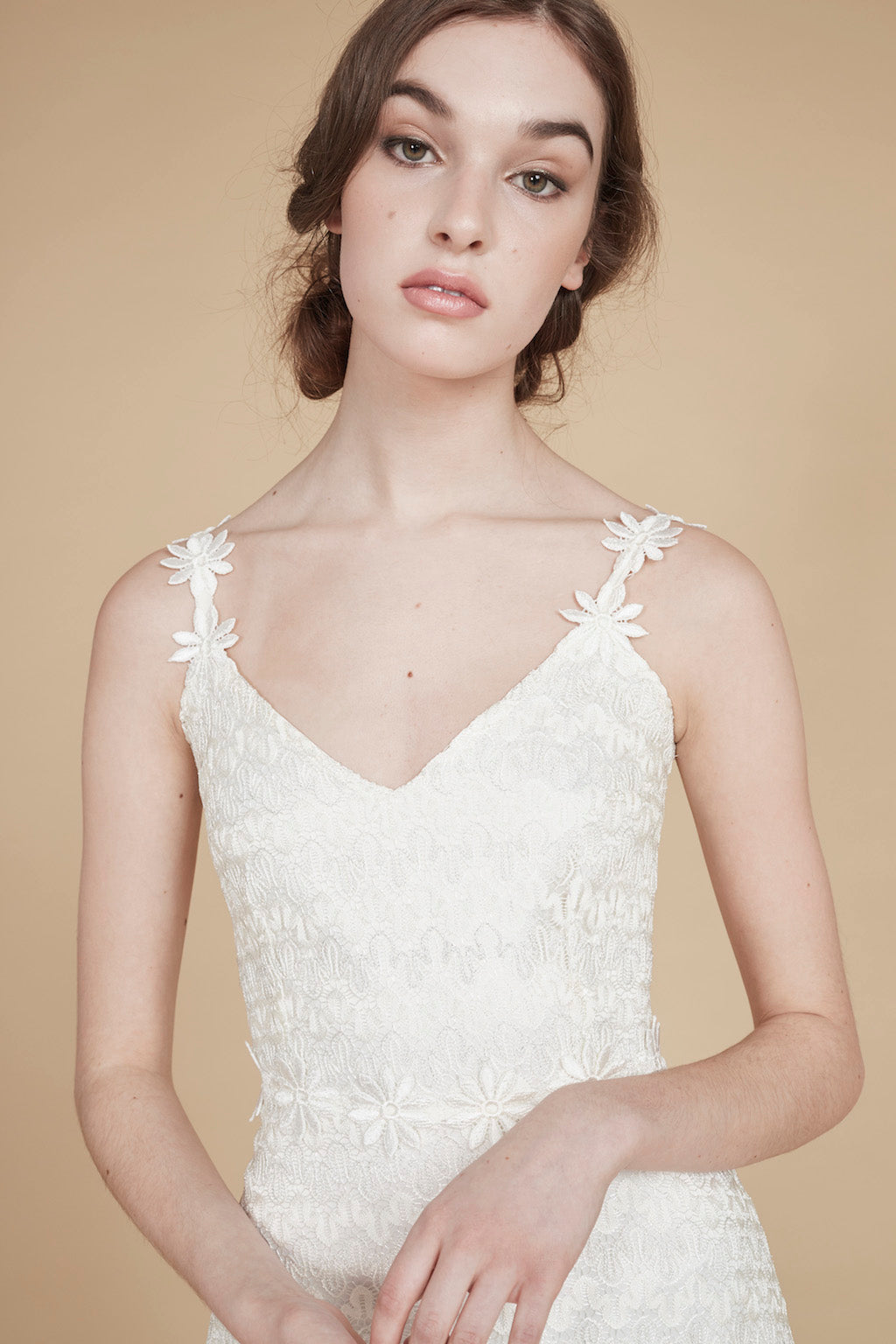 L'été indien | Robe de mariée en dentelle et marguerites en tricot