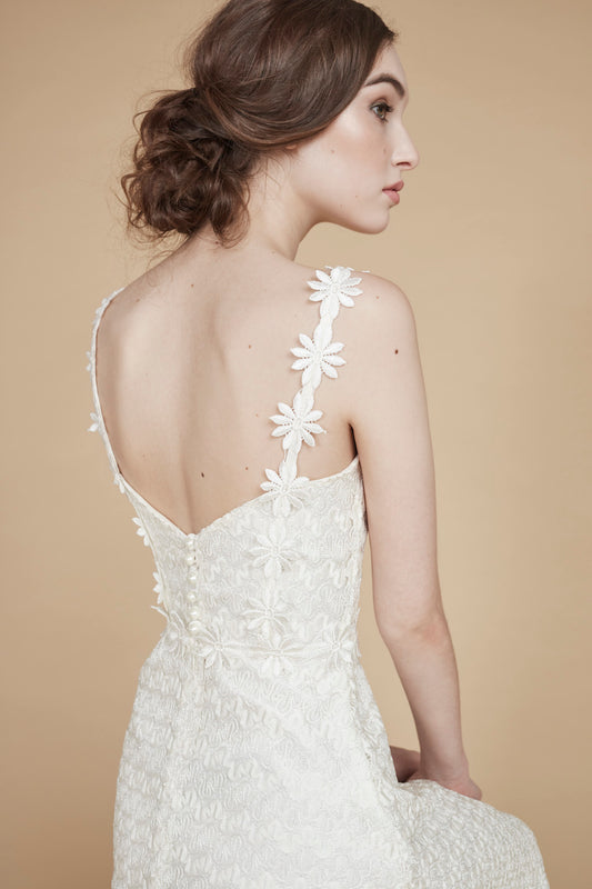L'été indien | Robe de mariée en dentelle et marguerites en tricot